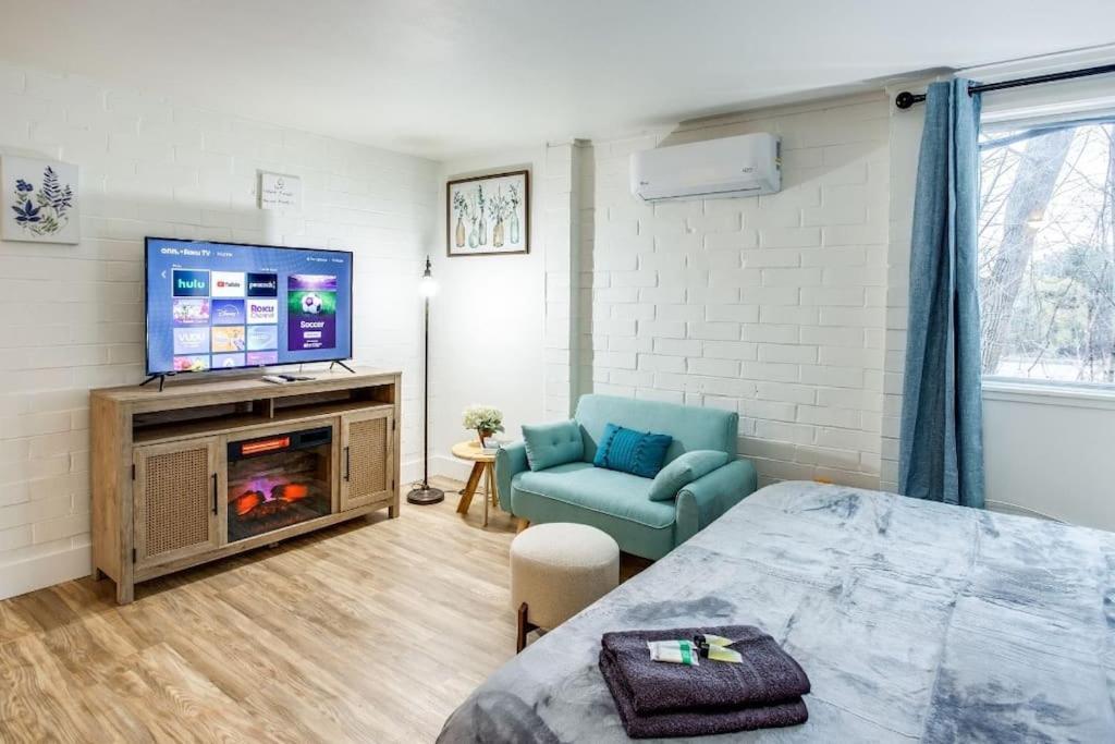 Studio W/ King Bed Near Dwtn Рочестер Екстер'єр фото